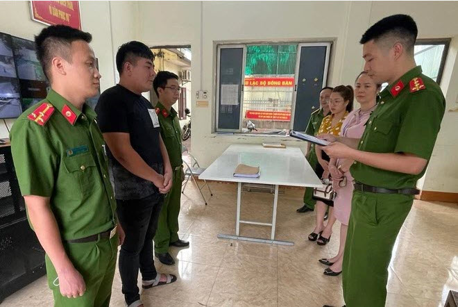 Cơ quan công an thi hành lệnh tạm giam đối với Phạm Văn Tùng