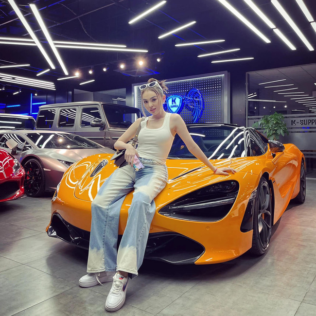 Hot girl quê Bến Tre là chủ sở hữu nhiều siêu xe đắt đỏ, đáng chú ý có chiếc McLaren 720S Spider màu cam giá khoảng 27 tỷ đồng. Trang Nemo tiết lộ cô chốt xe chỉ 'sau 30 phút xem mắt'.
