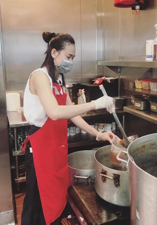 Dương Mỹ Linh cho biết cô dành hơn 10 tiếng mỗi ngày để nấu phở. Hoa hậu tâm sự, có những ngày cô nhận gần 100 đơn đặt hàng từ khách quen và lạ sống ở California.
