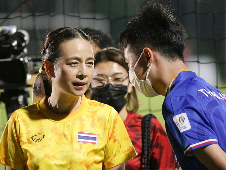 Rúng động U23 Thái Lan: Cầu thủ bị quấy rối, Madam Pang phải xin lỗi