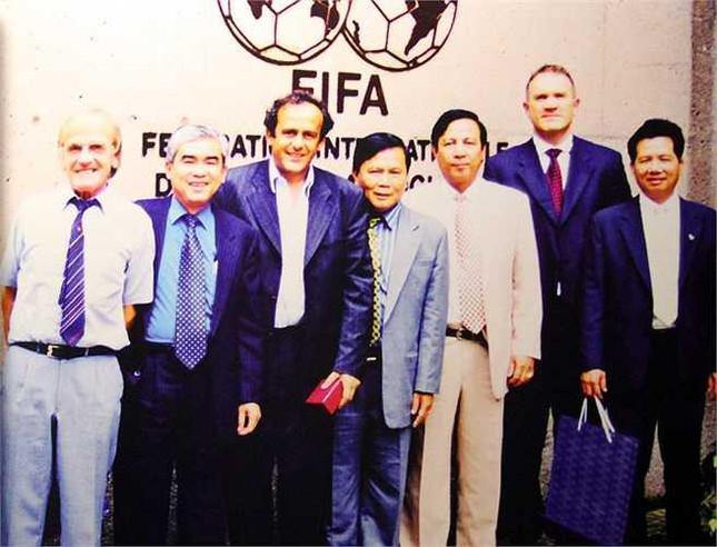 Ông Lê Hùng Dũng (thứ 2 từ trái sang) tại trụ sở FIFA năm 1999.