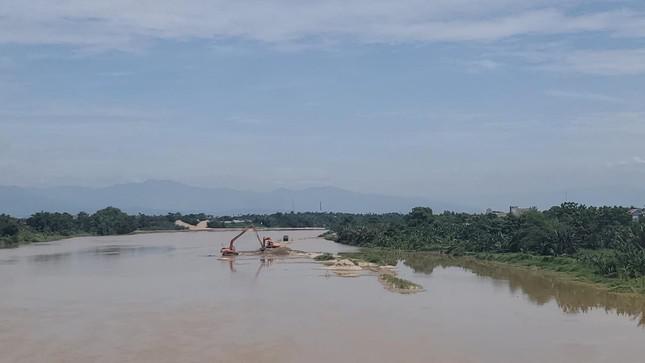 Công ty Bình Minh Ninh Thuận khai thác cát trên sông Dinh. Ảnh LỮ HỒ.