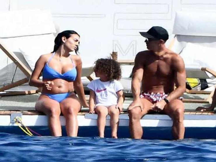 Tay chơi Ronaldo nghỉ xả hơi sang chảnh, bạn gái CR7 diện bikini “bốc lửa”