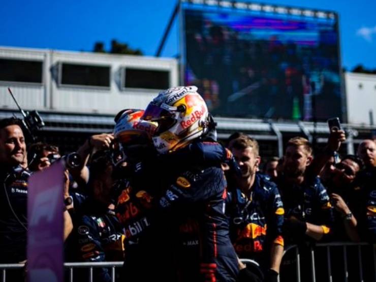 Đua xe F1, Azerbaijan GP: Verstappen cân bằng kỷ lục huyền thoại F1, Ferrari chìm sâu khủng hoảng