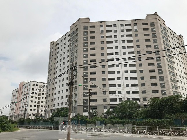 Hai toà nhà cao tầng thuộc khu tái định cư Trần Phú (Hoàng Mai, Hà Nội) nhiều năm nay để không, chưa có người ở. Ảnh: Trường Phong