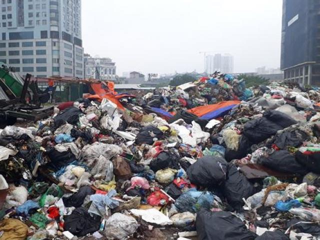 Người dân liên tục chặn xe vào bãi rác Nam Sơn, nguyên nhân vì đâu?
