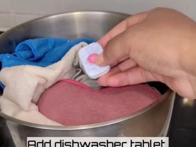 Clip: Mẹo làm sạch khăn lau bát đĩa chỉ trong 15 phút