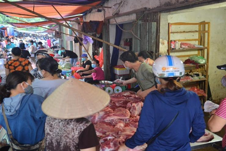 Chật vật trong cơn "bão giá" vẫn không đủ sống, nhiều gia đình “gồng gánh nhau” về quê