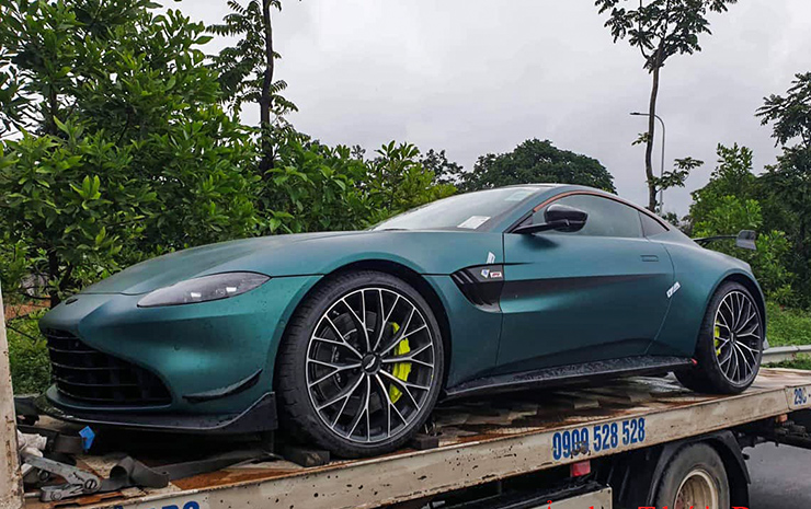 Bộ đôi siêu xe Aston Martin về Việt Nam