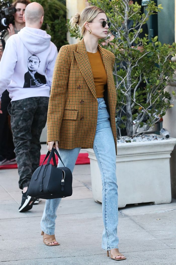 Mặc blazer sành điệu như Hailey Bieber - 3