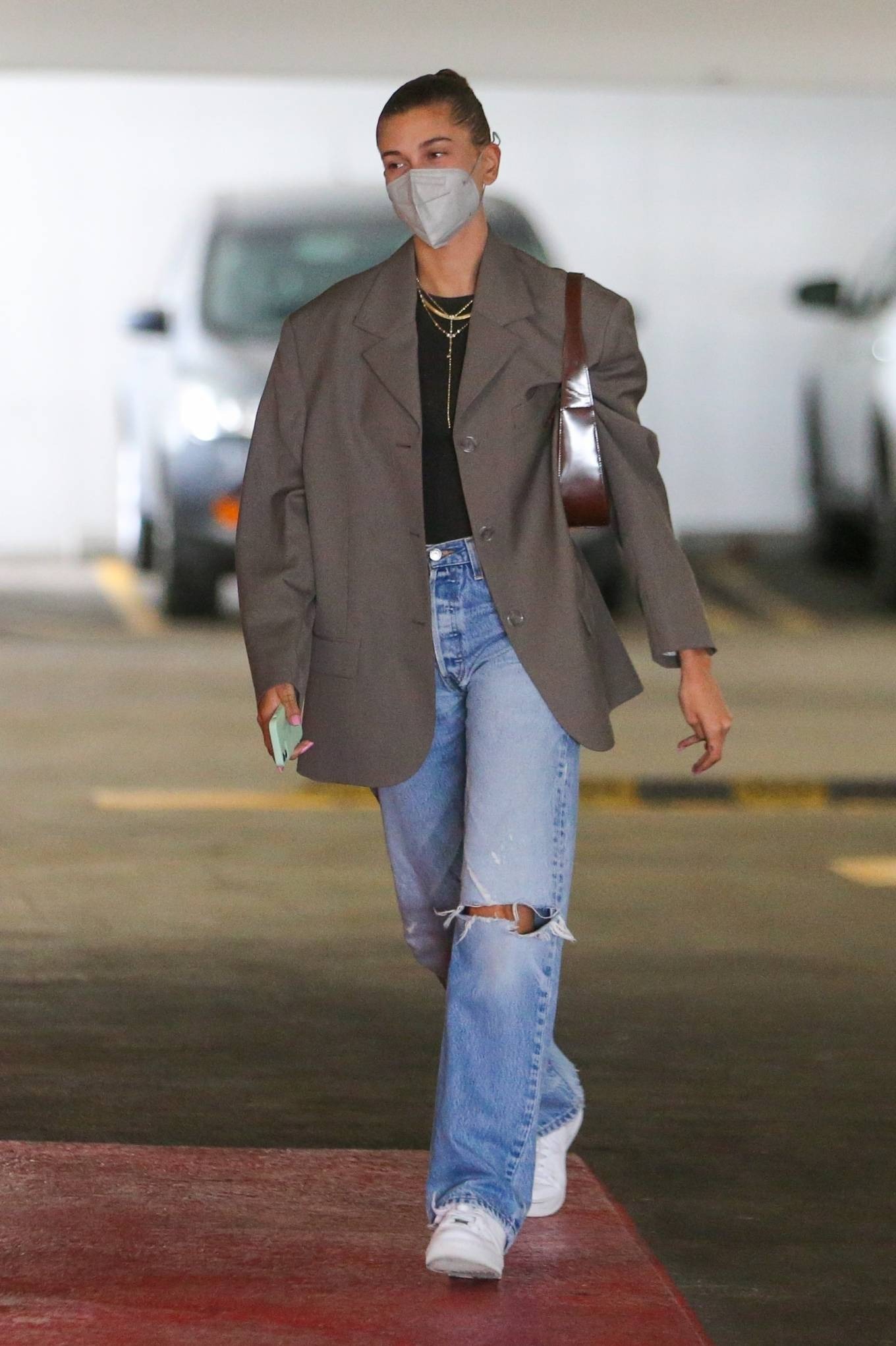Mặc blazer sành điệu như Hailey Bieber - 6