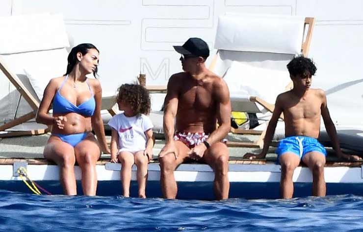 Tay chơi Ronaldo nghỉ xả hơi sang chảnh, bạn gái CR7 diện bikini “bốc lửa” - 7