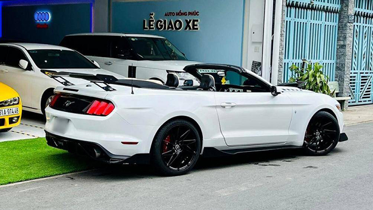 Ford Mustang mui trần đời 2015 hiện đang được rao bán với giá 1,85 tỷ đồng
