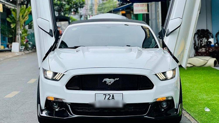 Chiếc Ford Mustang Convertible này đeo biển tỉnh Bà Rịa - Vũng Tàu, xe có ngoại thất màu trắng và được trang bị bodykit hầm hố
