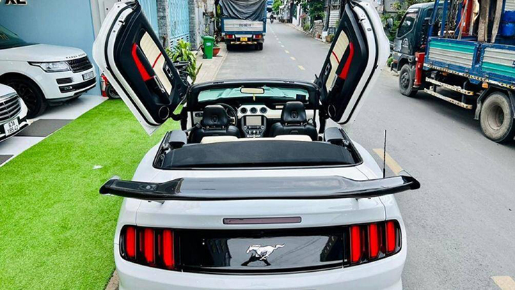 Điểm thú vị nhất trên chiếc Ford Mustang 2015 này là bộ cửa cánh chim giống như Lamborghini Aventador
