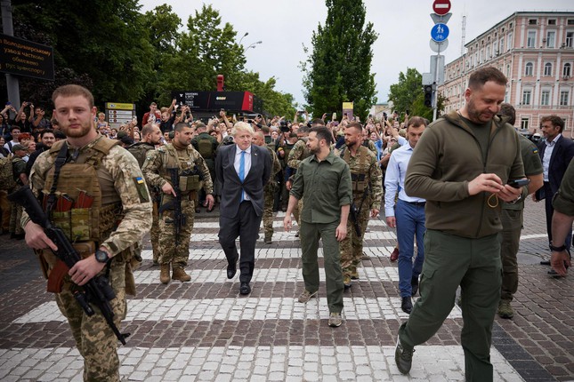 Thủ tướng Anh Johnson bất ngờ thăm Kiev lần thứ hai - 4