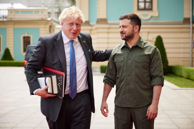 Thủ tướng Anh Johnson bất ngờ thăm Kiev lần thứ hai - 1