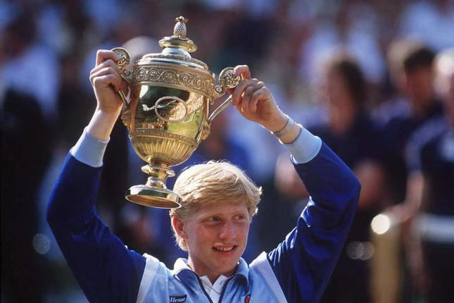 Boris Becker nâng chiếc Cúp Wimbledon năm 1985 khi mới 17 tuổi. (Ảnh: Getty Images)