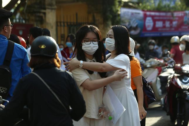 Một chai nước, một cái nắm tay, một cái ôm chặt cũng đủ để sĩ tử tự tin hơn bước vào phòng thi.