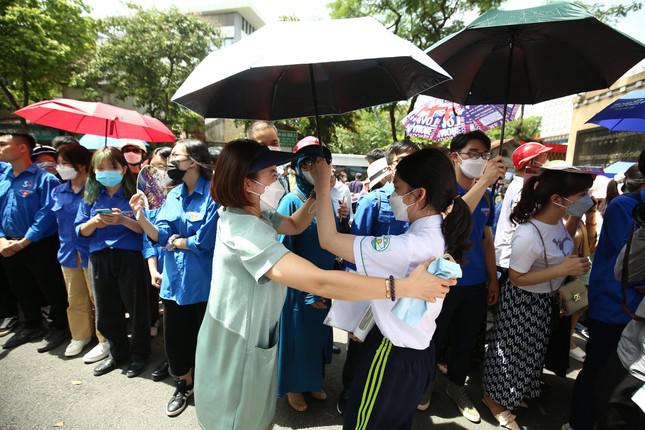 Rời phòng thi sau những giờ căng thẳng "chiến đấu" với đề Văn còn gì hạnh phúc hơn khi được mẹ chờ ta bằng một vòng ôm ấm áp, một chiếc ô che đầu cho nắng, hay đơn giản chỉ là câu nói: Con làm bài tốt chứ?