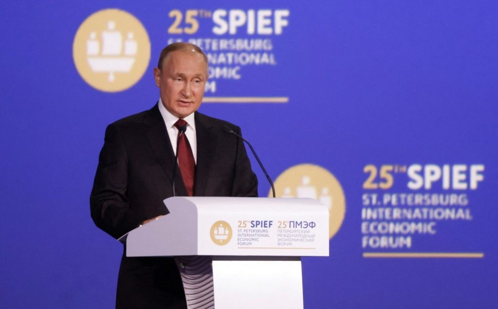 Tổng thống Nga Putin tại SPIEF (ảnh: CNN)