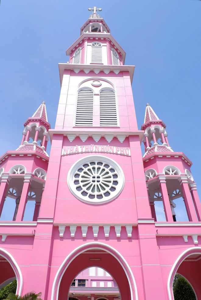 Ngôi nhà thờ màu hồng mơ màng ở Vĩnh Long - 1