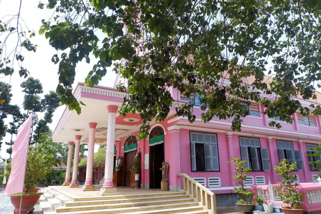 Ngôi nhà thờ màu hồng mơ màng ở Vĩnh Long - 4