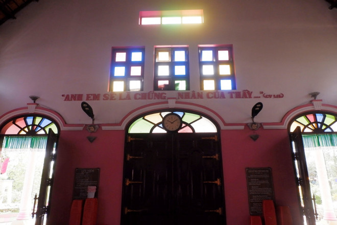 Ngôi nhà thờ màu hồng mơ màng ở Vĩnh Long - 12