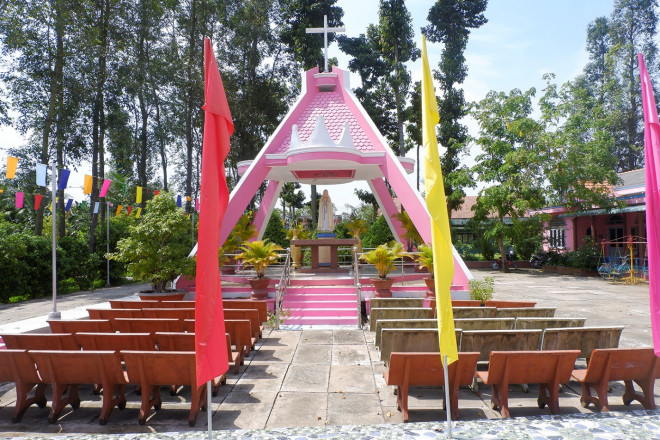 Ngôi nhà thờ màu hồng mơ màng ở Vĩnh Long - 13