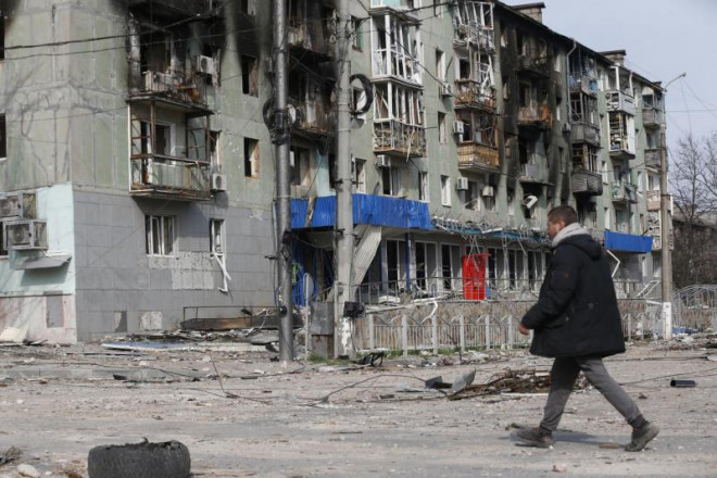 Một tòa nhà bị hư hại do xung đột tại Mariupol, Ukraine.