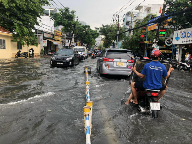 Các phương tiện qua đây vô cùng khó khăn