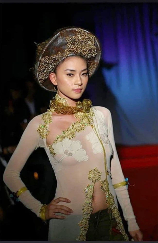 Ngô Thanh Vân mặc áo dài xuyên thấu bị công chúng phản đối.
