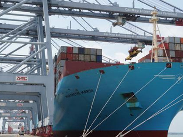 Cận cảnh ”siêu tàu” container cập cảng Quốc tế Cái Mép