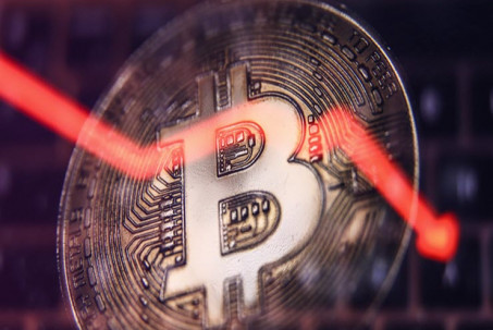 Thị trường tiền điện tử biến động, giá Bitcoin và Ethereum “lao dốc” thảm hại