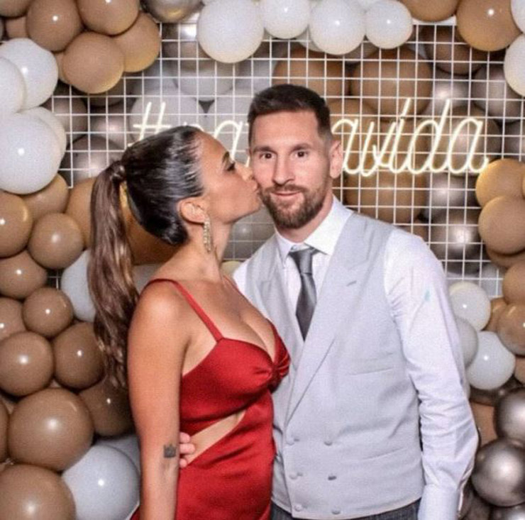 Antonella Roccuzzo thưởng nóng cho&nbsp;Messi một nụ hôn nồng cháy