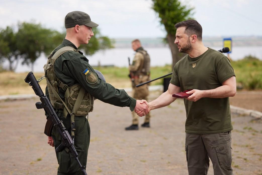 Ông Zelensky trong chuyến thăm tiền tuyến miền nam (ảnh: CNN)