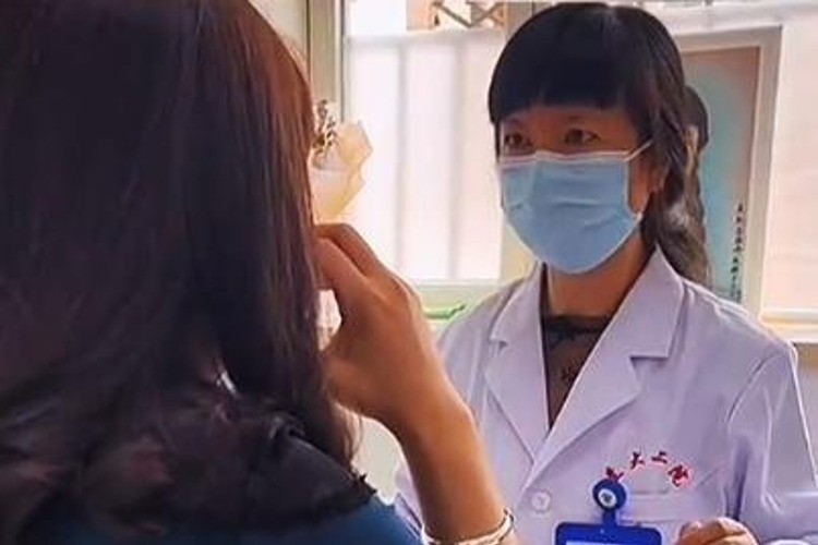 Bác sĩ tư vấn cho bệnh nhân kết hôn cận huyết ở Cam Túc (ảnh: SCMP)