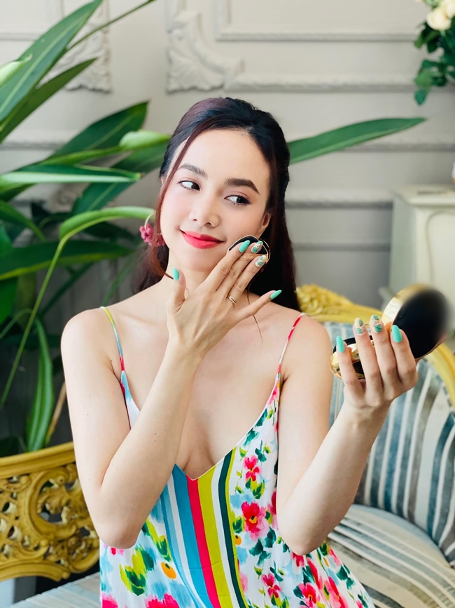 Đinh Ngọc Diệp là diễn viên, người mẫu nổi tiếng trong showbiz Việt. Tuy nhiên, ít ai biết người đẹp sinh năm 1984 từng tốt nghiệp khoa Báo chí trường Đại học Khoa học Xã hội và Nhân văn (Đại học Quốc gia TP.HCM). Nữ diễn viên 8X từng có thời gian thực tập và làm việc trong ngành báo chí với vai trò Biên tập viên. Sau một thời gian, Đinh Ngọc Diệp chuyển hướng sang công việc người mẫu và đóng phim điện ảnh.
