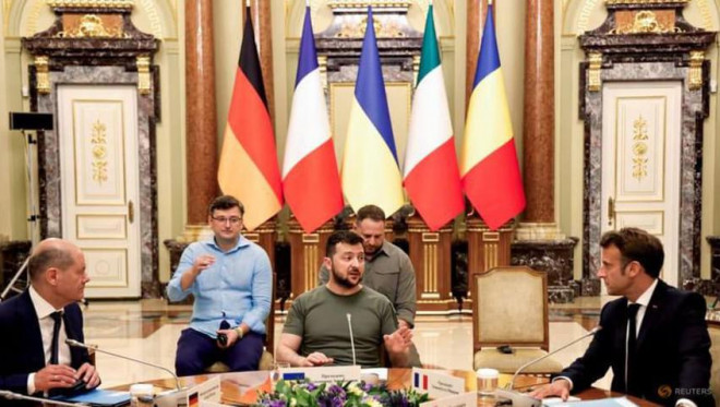 Tổng thống Ukraine Volodymyr Zelensky (giữa), Tổng thống Pháp Emmanuel Macron (phải) và Thủ tướng Đức Olaf Scholz (trái) gặp nhau tại cung điện Mariinsky ở Kiev, Ukraine ngày 16-6. Ảnh: REUTERS