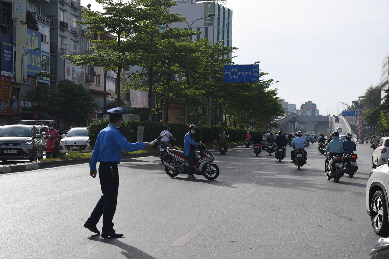 Giao thông khu vực &#34;ngã tư khổ&#34; thông thoáng bất ngờ ngày đầu tuần - 9