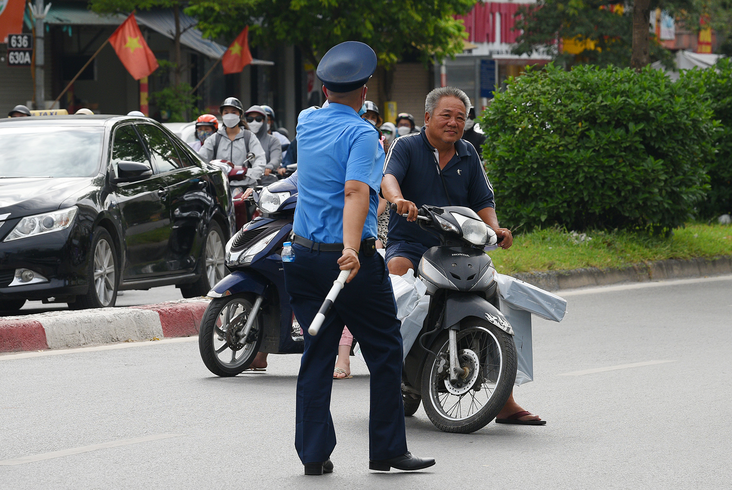 Vẫn còn một số trường hợp cố tình đi ngược chiều bị lực lượng chức năng nhắc nhở, yêu cầu đi đúng phần đường.