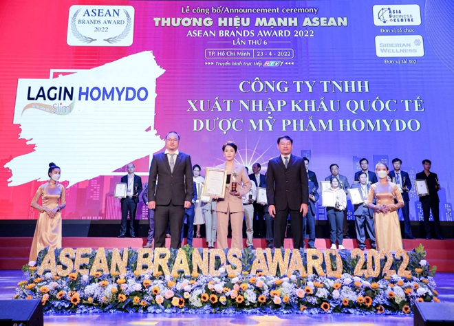 CEO Hồng Mỹ (giữa) đại diện cho công ty nhận giải “Top 10 thương hiệu mạnh Asean 2022”