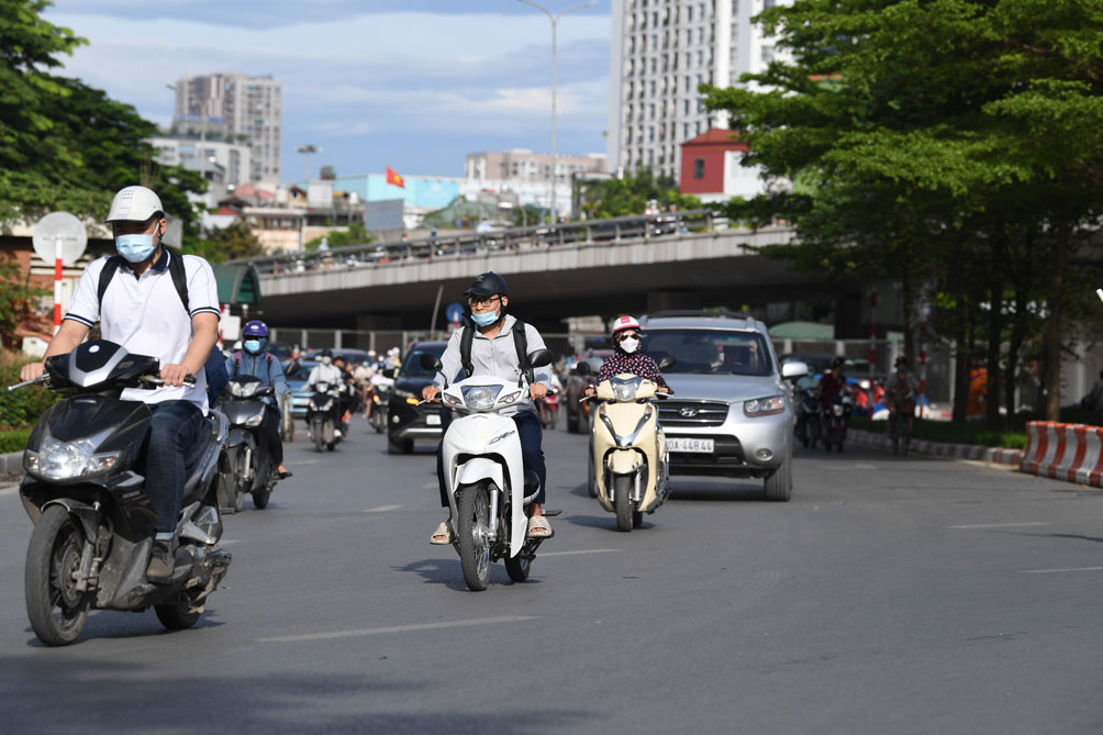 Anh Tùng, trú tại Minh Khai, Hà Nội cho biết: “Hàng ngày tôi phải di chuyển qua nút giao Ngã Tư Sở để đến nơi làm việc vào giờ cao điểm mất khoảng 20 phút may ra mới qua được đoạn này, chưa kể nói lúc thời tiết mưa gió di chuyển qua đây vô cùng vất vả. Nhưng hôm nay tô vô cùng bất ngờ về sự thông thoáng, tôi di chuyển qua đây chưa mất 5 phút”.