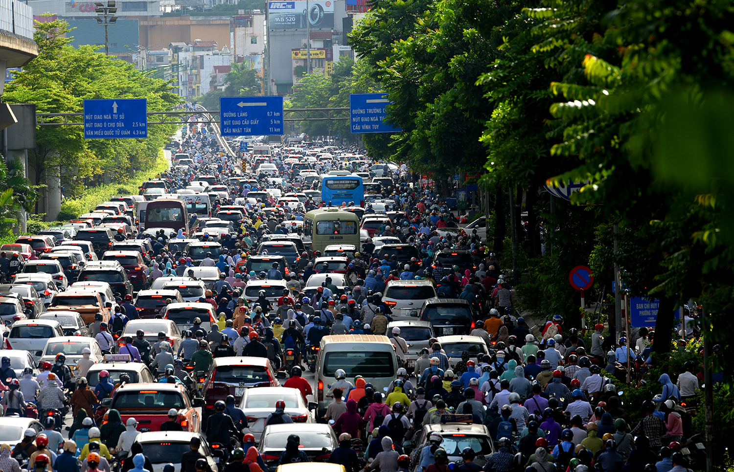 &nbsp;Trên đường Nguyễn Trãi lối ra Ngã Tư Sở và Tây Sơn vẫn xảy ra tình trạng ùn tắc.