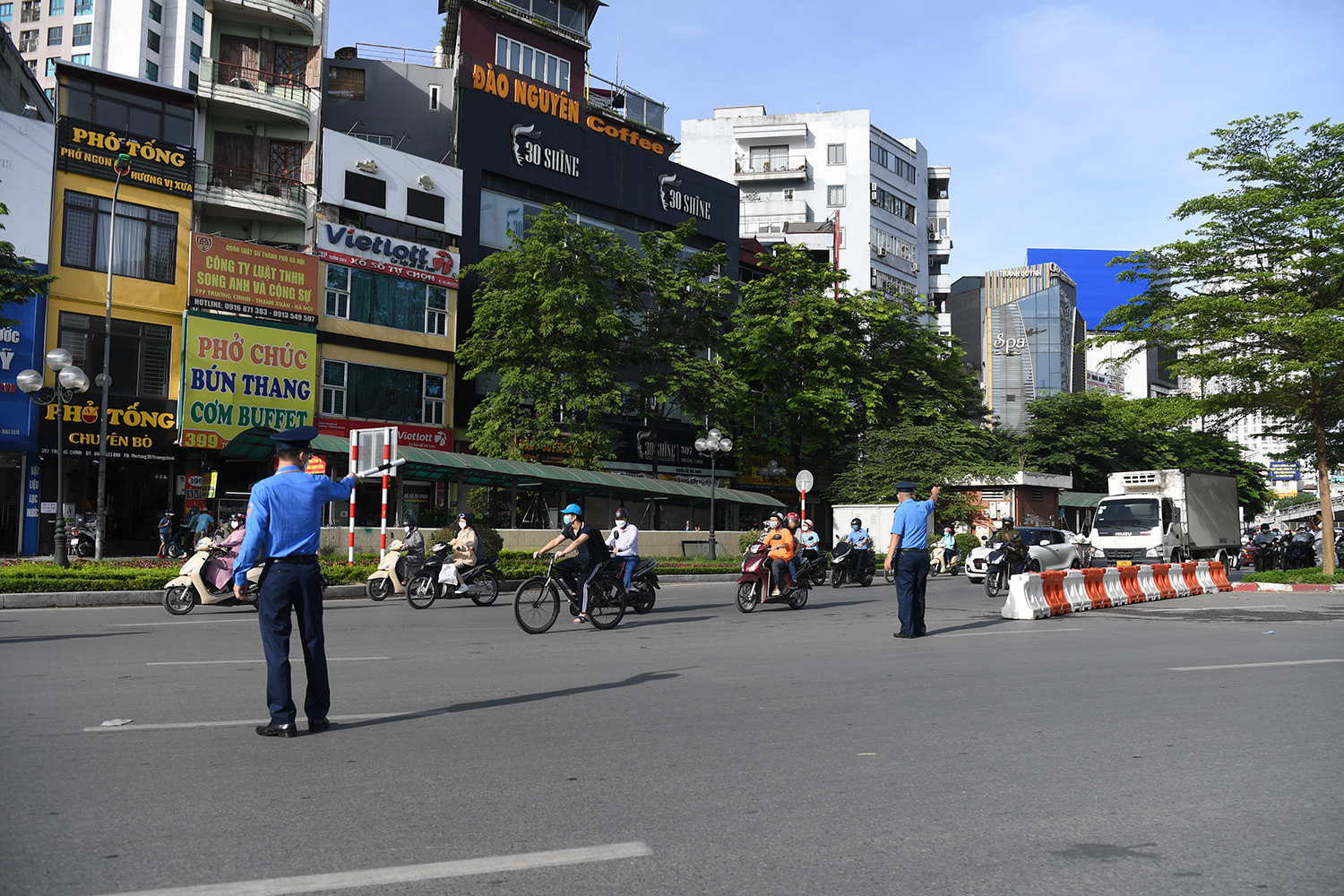 Các phương tiện rẽ phải ở đường Trường Chinh sau đó quay đầu ở điểm mở cách Ngã Tư Sở 700m và rẽ phải đi Tây Sơn hoặc đi thẳng để sang đường Láng.