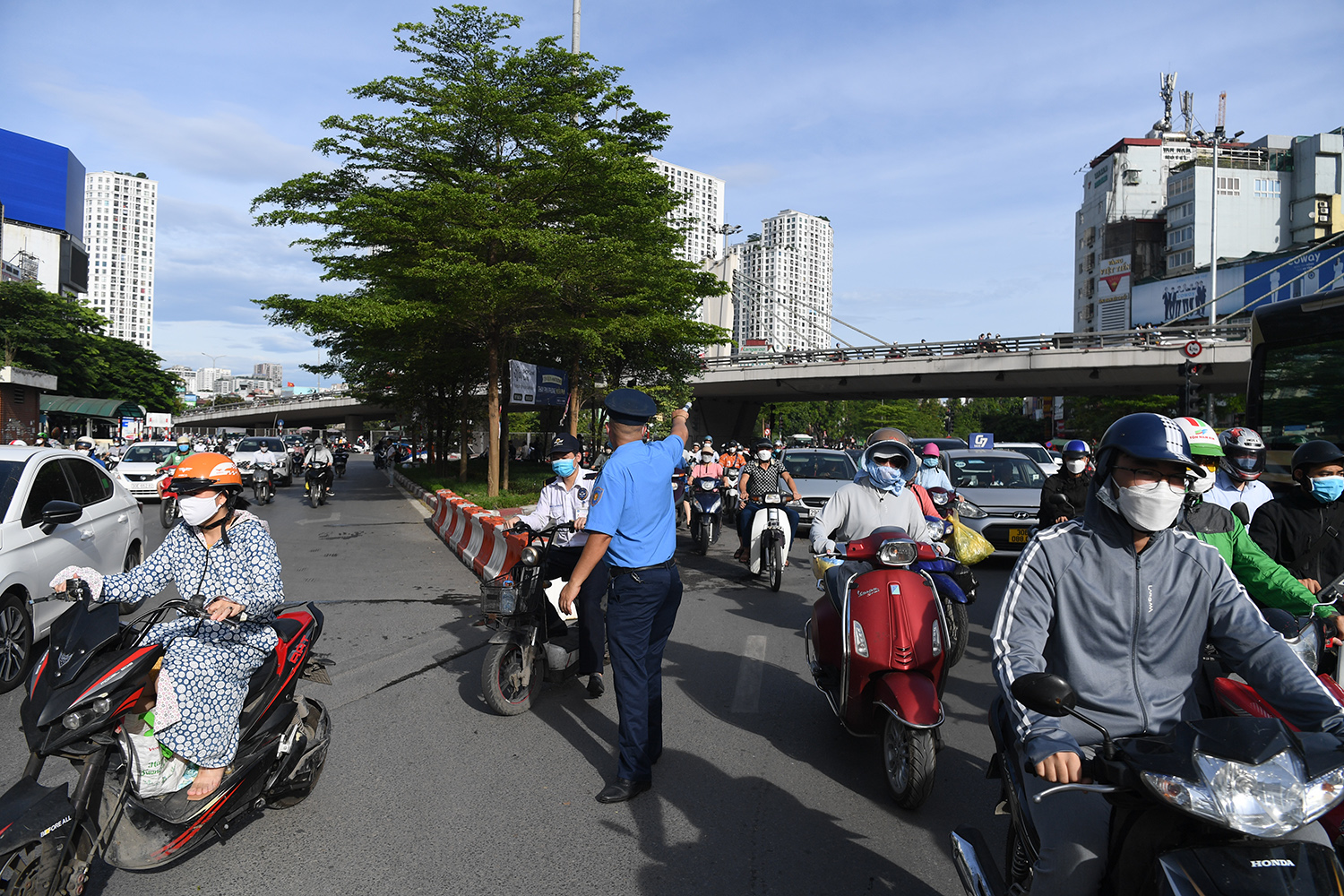 Giao thông khu vực &#34;ngã tư khổ&#34; thông thoáng bất ngờ ngày đầu tuần - 6