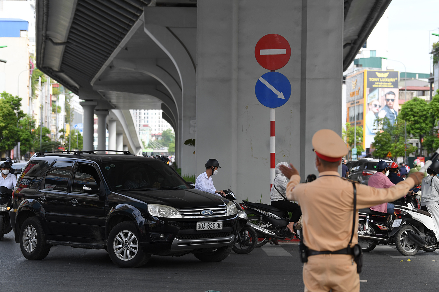 Tại khu vực quay đầu trên đường Trường Chinh lực lượng chức năng lập hàng rào cứng cấm các phương tiện đi thẳng, rẽ trái dưới gầm cầu Ngã Tư Sở theo hướng Nguyễn Trãi đi Tây Sơn.