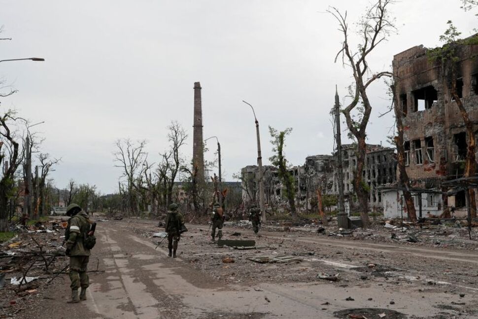 Các binh sĩ Nga dò mìn ở nhà máy thép Azovstal, thành phố Mariupol, Ukraine hôm 22/5. Ảnh: Reuters