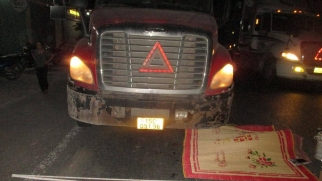 Hiện trường vụ tai nạn khiến 1 người tử vong sau khi va chạm với xe container