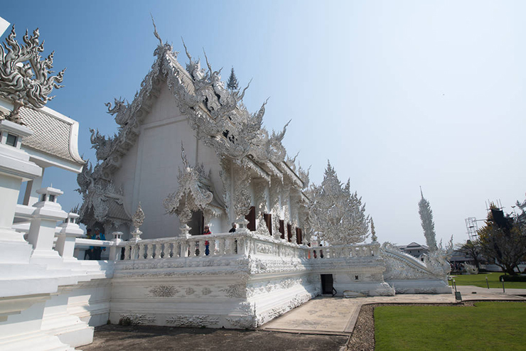 13. Đền Trắng là một trong những điểm thu hút nhiều du khách nhất ở Chiang Rai và là một trong những ngôi đền quan trọng nhất của Thái Lan. 
